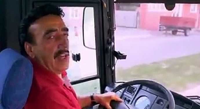 Şehirlerarası otobüsteki bir yolcu, otobüsün direksiyonunu uçuruma kırdı! Sizce neden böyle yaptı?