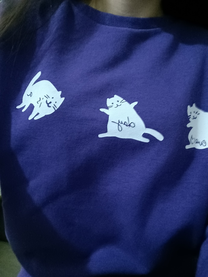 28 yaşındayım, hala kedili sweatshirt giyiyorum, tuhaf mı sizce?
