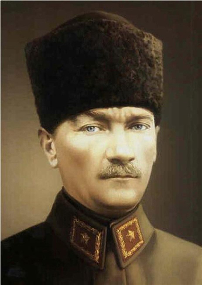 Bence dünyanın en yakışıklı erkeği Mustafa Kemal Atatürk, sizce nasıl?