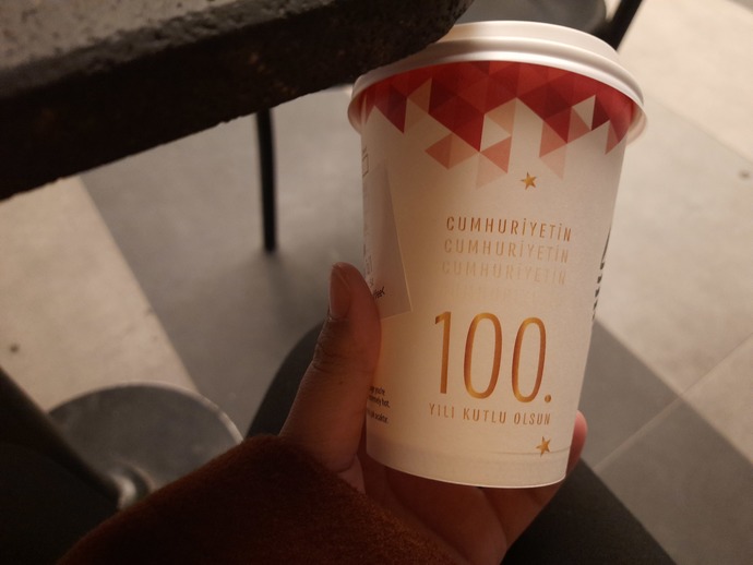 Starbucks’ın Cumhuriyet’in 100. Yılı için özel olan bardaklarını gördünüz mü?