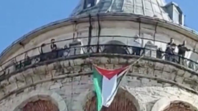 Galata Kulesi'ne çıkan bir grup insan Filistin bayrağı açmış bu bayrak açanlara ne yapılmalı sizce?