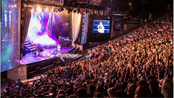 Açıkhava konserlerini mi daha çok seversiniz yoksa kapalı ortamlardaki konserleri mi?