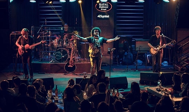 Açıkhava konserlerini mi daha çok seversiniz yoksa kapalı ortamlardaki konserleri mi?