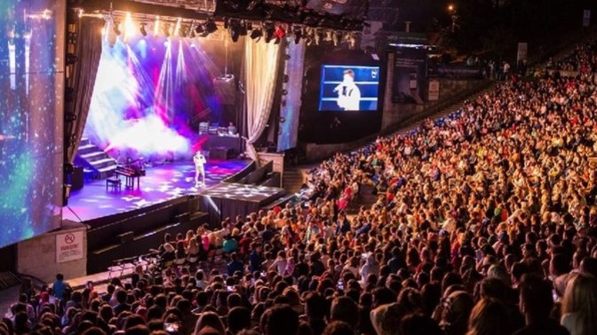Açıkhava konserlerini mi daha çok seversiniz yoksa kapalı ortamlardaki konserleri mi?