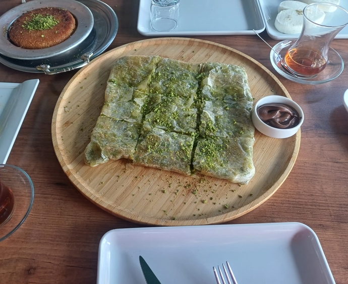 Sevgili tatlıcı ya mi götürülür yoksa yemekçiye mi?