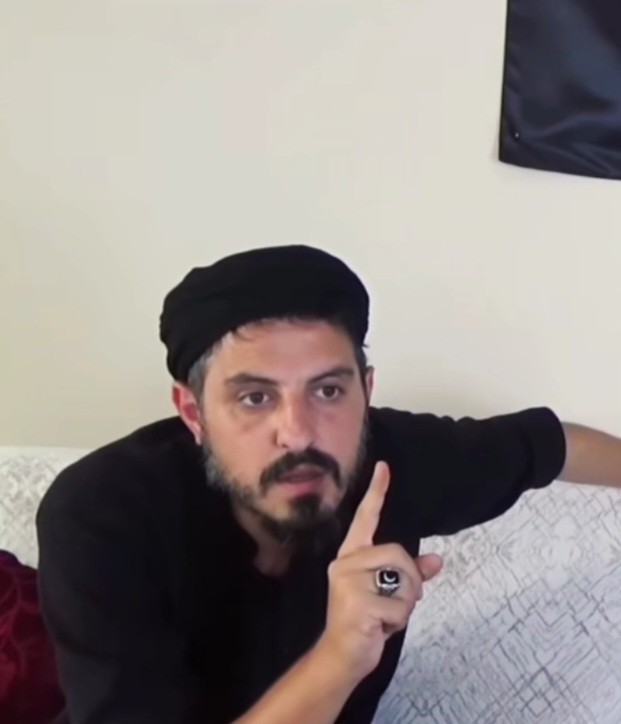 Kendisinin mehdi olduğuna herkesi inandıran bu şarlatan sürekli biat törenleri düzenletiyor, insanların nasıl hala inanabilir buna?