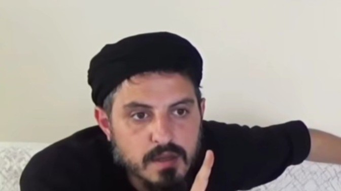 Kendisinin mehdi olduğuna herkesi inandıran bu şarlatan sürekli biat törenleri düzenletiyor, insanların nasıl hala inanabilir buna?