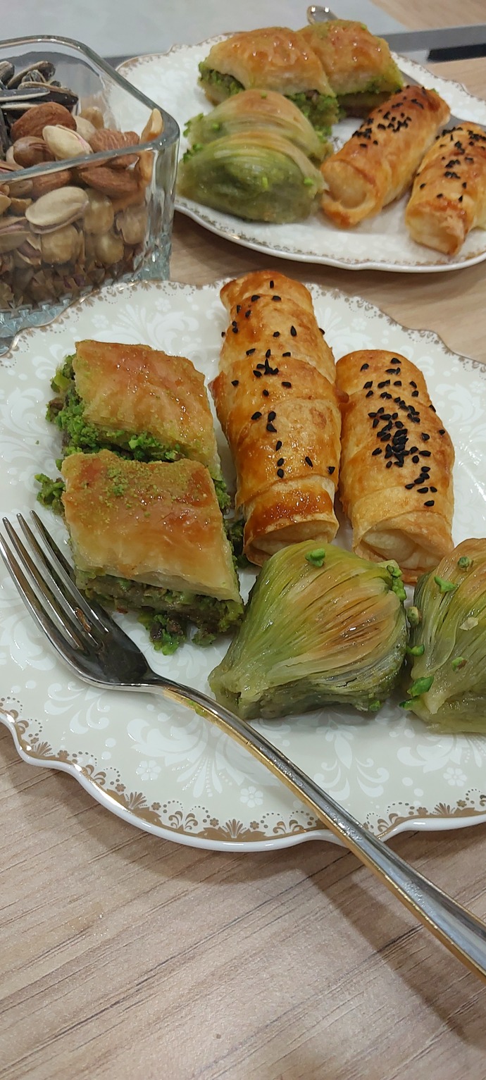 Fıstıklı baklava mı yoksa kaymaklı midye baklava mı tercih edersin?