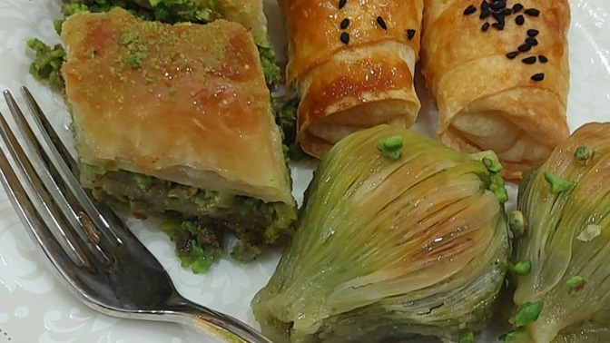Fıstıklı baklava mı yoksa kaymaklı midye baklava mı tercih edersin?