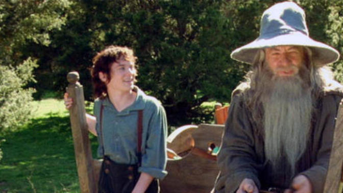 Yüzüklerin Efendisinde sonunda frodo ile gandalf niye gemiye binip gidiyorlar? nereye gidiyorlar?
