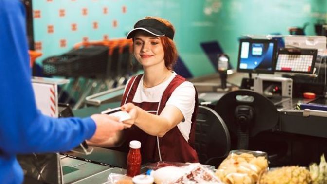 Marketteki kasiyer kız çok hoşuma gidiyor, ona nasıl açılabilirim?