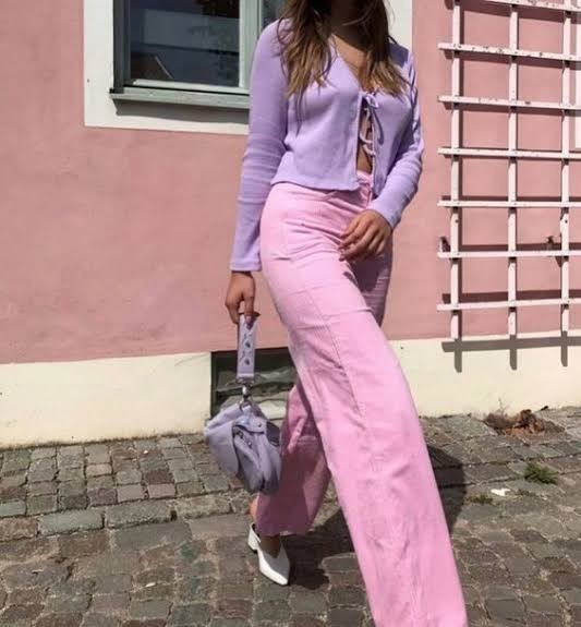 Pembe pantolonu neyle kombinleyebilirim?