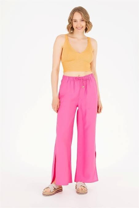 Pembe pantolonu neyle kombinleyebilirim?