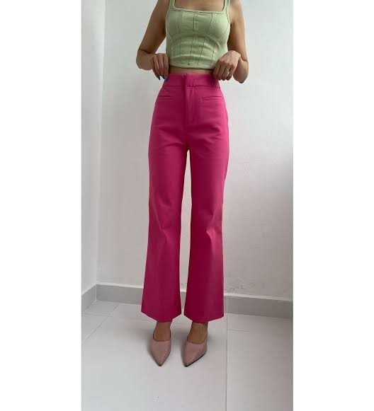 Pembe pantolonu neyle kombinleyebilirim?