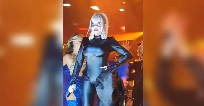 77 yaşındaki Ajda Pekkan Harbiye Açıkhava konserine kedi kadın kostümüyle çıktı! Fazla iddialı değil mi?