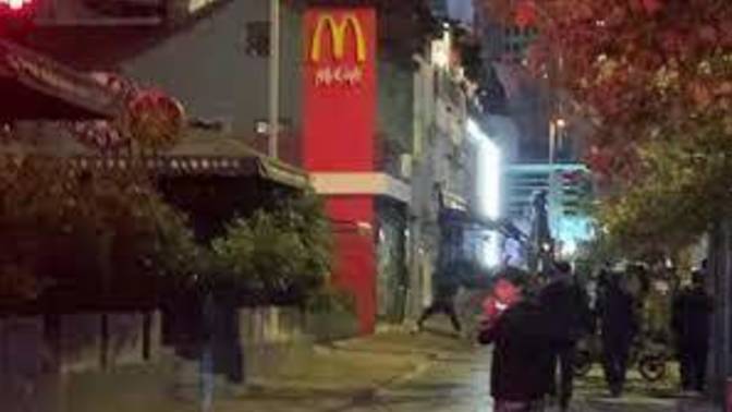 İsrail'e tepki gösteren bir grup, İstanbul'da Katarlılara ait McDonald's'a saldırdı! Hangi hamburgerciye gidiyorsunuz?