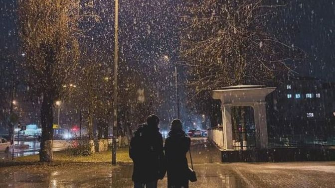 Yağmurlu havaları romantik bulur musunuz?