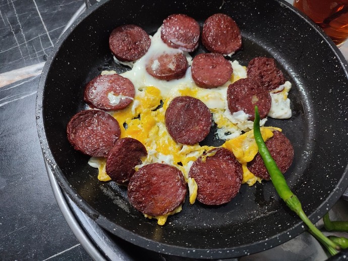 Sucuklu yumurta gariban yemeği midir?