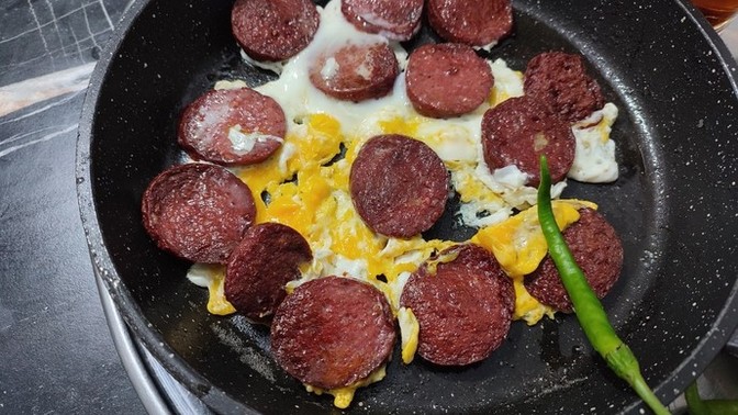 Sucuklu yumurta gariban yemeği midir?