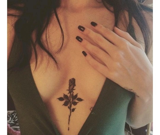 Göğüs altı dövme modelleri çekici mi?