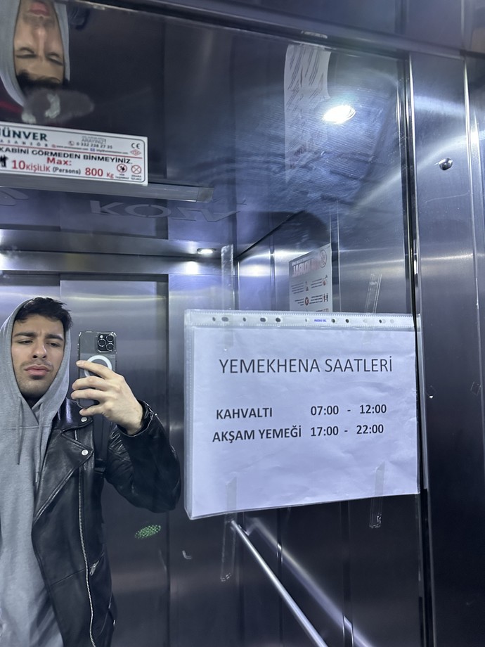 Benim dışımda herkesin manitası olmuş nasıl buluyor millet çok mu tipsizim ki bakmıyor millet?