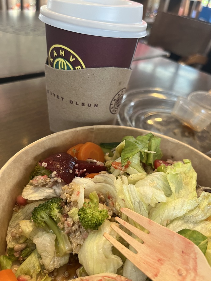 Salatanın yanında kahve içmem bir midesizlik göstergesi midir?