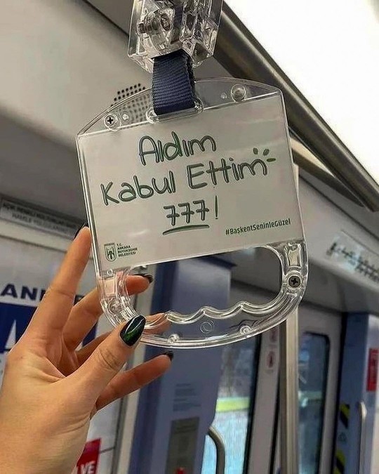 Ankara Belediyesinin motive edici otobüs tutamaçları... 👏😊 Senin favorin hangisi?