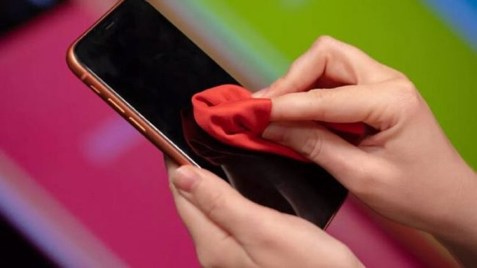 Telefon ekranını nasıl temizliyorsunuz?