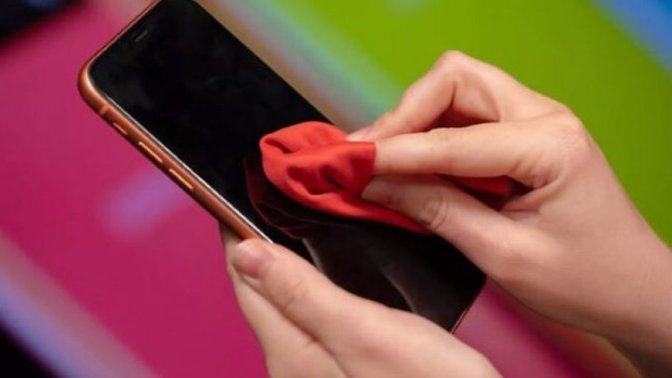 Telefon ekranını nasıl temizliyorsunuz?