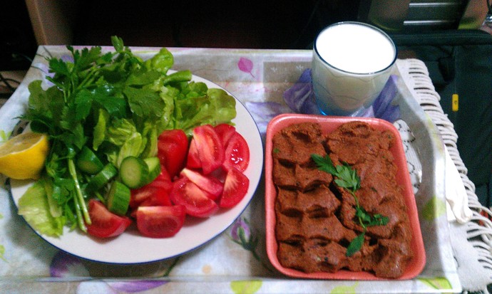 Yanına sadece bir tanesini seçme hakkın olsaydı çiğ köftenin yanına hangisini seçerdin?