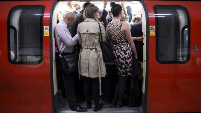 Metrobüste gripken tutunma sorunsalına ne diyorsunuz?
