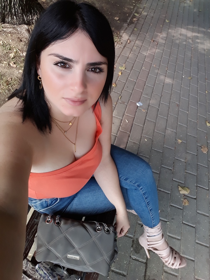 Guzel bakimli modern diye neden bir kadini asagilayip kotu yol yakistirmasi yapiyorsunuz gercekten artik katlanilacak bir yani yok?
