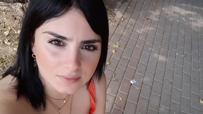 Guzel bakimli modern diye neden bir kadini asagilayip kotu yol yakistirmasi yapiyorsunuz gercekten artik katlanilacak bir yani yok?