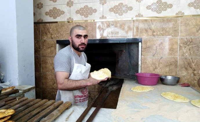 Elazığda bir fırıncı 100 lira para getirene 110 TL veriyor! Sizce neden böyle yapıyor?