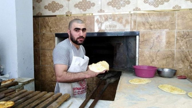 Elazığ'da bir fırıncı 100 lira para getirene 110 TL veriyor! Sizce neden böyle yapıyor?