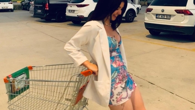 Bu kız neden böyle market Arabası ile foto çekinmiş?