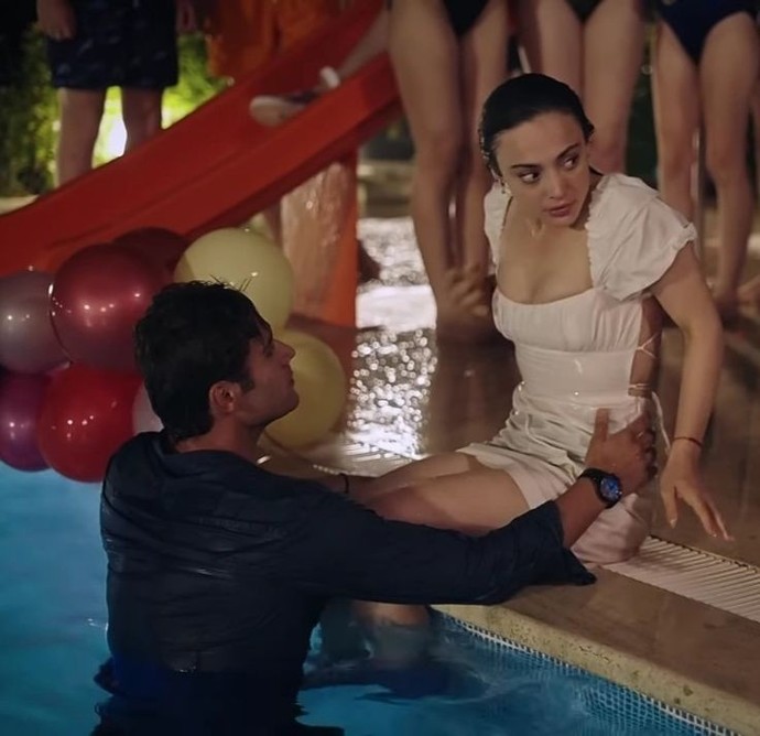 Denize düşsen eski sevgiline sarılır mısın?