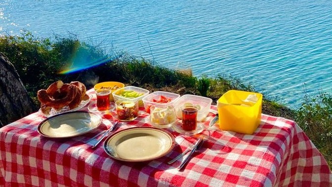 Günaydınlarr burada kiminle kahvaltı etmek isterdiniz 😌?