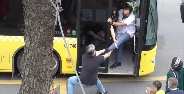 Şoföre kızan yolcu, şoförün ayakkabısını alarak kaçtı! Hiç belediye otobüsünde kavga ettiğiniz oluyor mu?