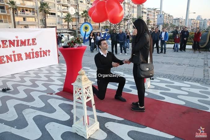Sokak ortasında evlenme teklifi edip de red yeseniz ne yaparsınız?