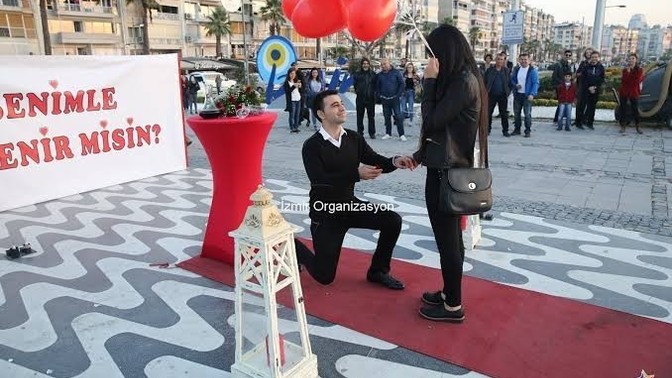 Sokak ortasında evlenme teklifi edip de red yeseniz ne yaparsınız?