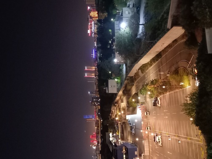 Sizce telefon ana ekran resmi olarak kullanmak için hangi resim daha güzel?