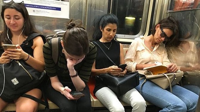 Otobüste insanların telefonuna bakar mısınız?