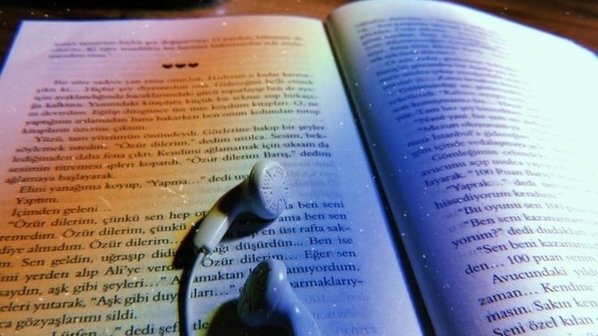 Herşeyi bir kenara bırakıp kulaklığı kulağına taktın ve son ses açtın hangi müzik çalıyor olurdu?