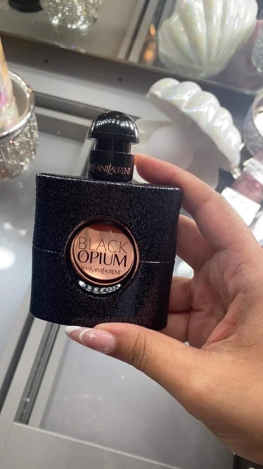 En çok bunu beğeniyorum , soranı da çok oluyor.3 şişe bitirdim aşk kokuyor , yayılımı ve kalıcığı çok yüksek 👌Fresh değil.