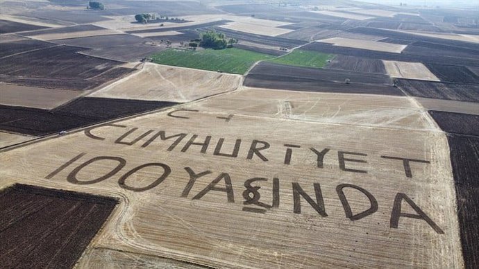 Yozgat’ta bir çiftçi, tarlasına Cumhuriyet 100 yaşında yazmış. Çok başarılı olmamış mı 🇹🇷?