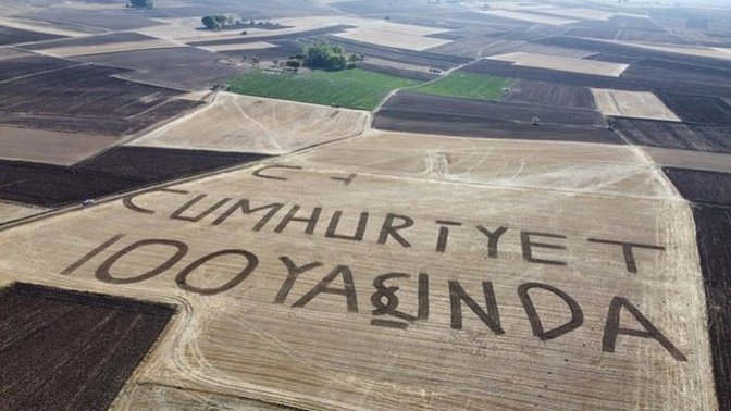 Yozgat’ta bir çiftçi, tarlasına "Cumhuriyet 100 yaşında" yazmış. Çok başarılı olmamış mı 🇹🇷?