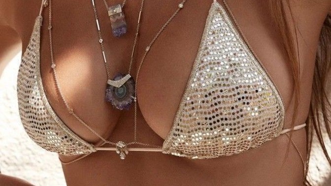 Pullu veya payetli bikini üstü güzel oluyor mu?