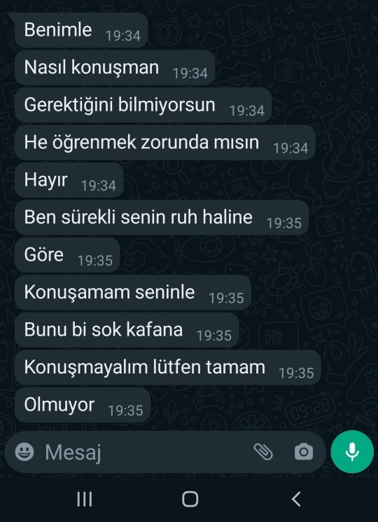 Flört ediyoruz bana böyle yazmış. Nazlıyım ama bahane mi ediyor?