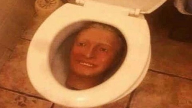 Gece tuvalete kalktığınızda şöyle bir şeyle karşılaşsanız tepkiniz ne olurdu?